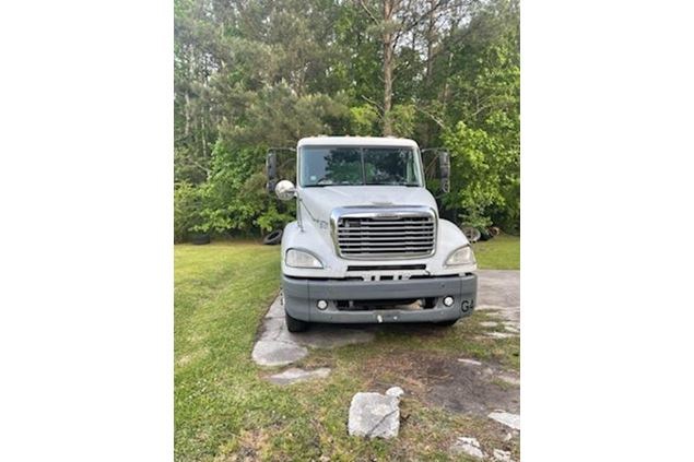 Freightliner Columbia SemiTractor Truck
